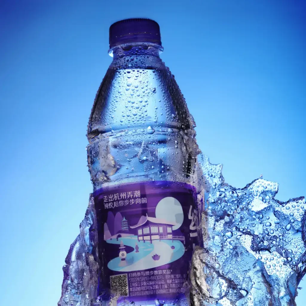Water bottle with splash of water in the Product Photos article in Dropicts.com